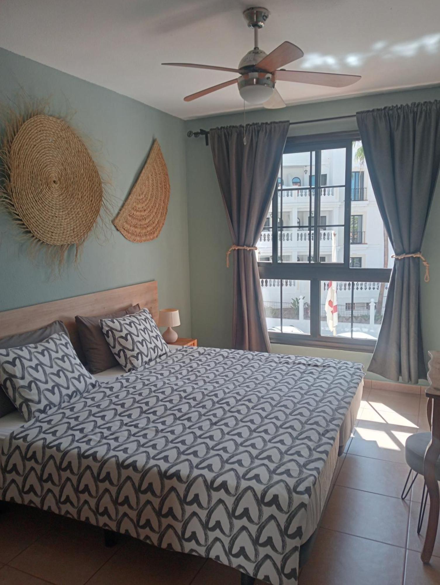 Greatly Located Apartment With Heated Pool, Los Cristianos ロスクリスティアーノス エクステリア 写真