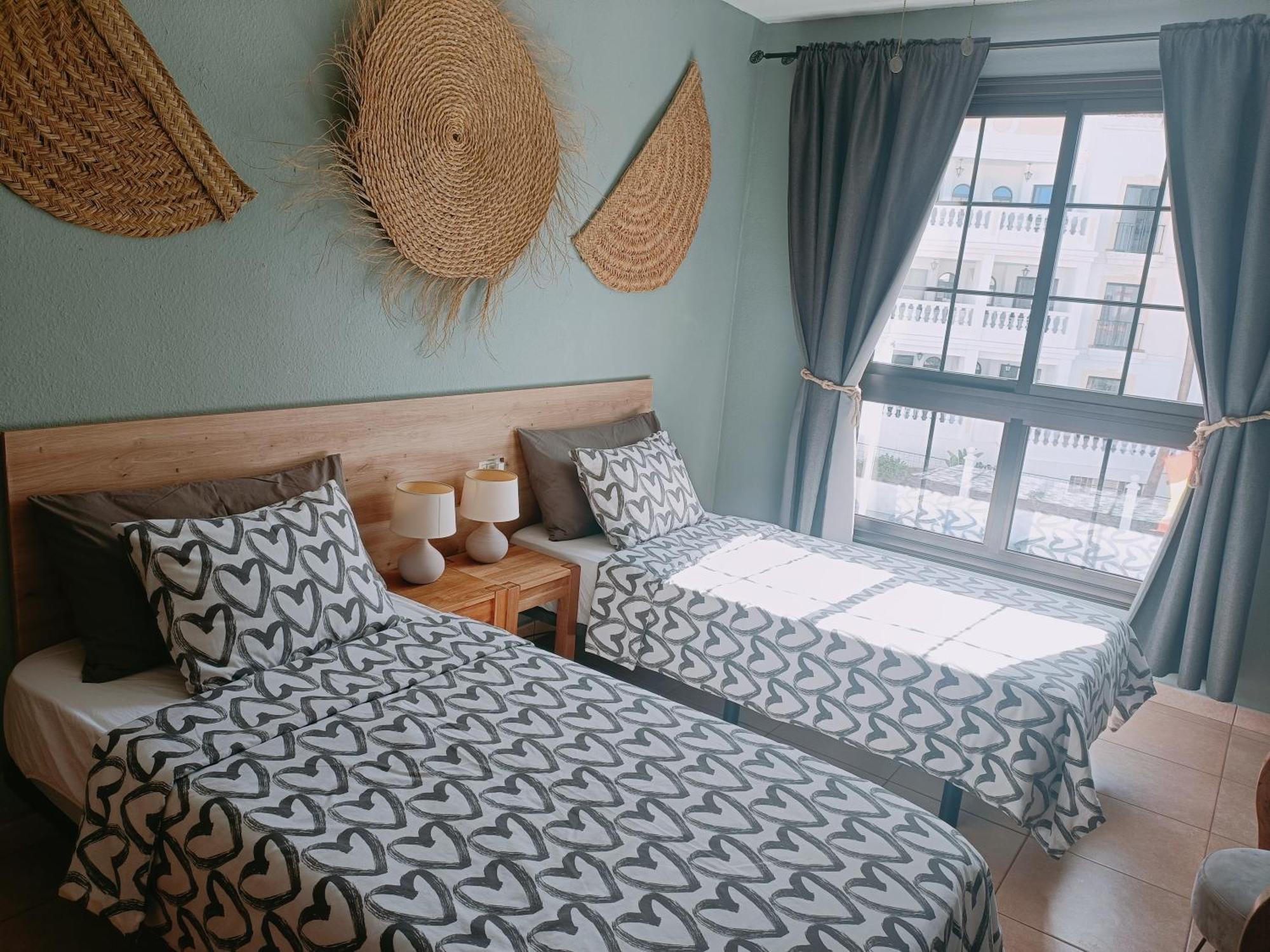 Greatly Located Apartment With Heated Pool, Los Cristianos ロスクリスティアーノス エクステリア 写真